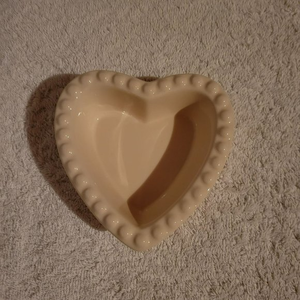WIlliams-Sonoma Ceramic‎ Cream-Colored Heart Ramekin